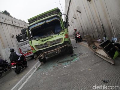 Truk Ringsek di Underpass Arteri Pondok Indah, Lalin Macet