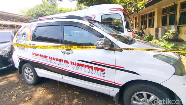 Tujuh mobil diparkir di Polres Lamongan diduga hasil sitaan KPK usai lakukan penggeledahan di Bangkalan.