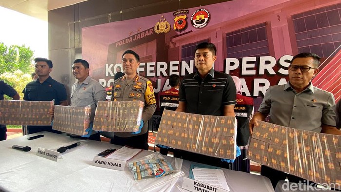 Uang Rp 4.857.085.229 ditampilkan ke publik dalam kasus tindak pidana korupsi data dan laporan pertanggungjawaban fiktif bagi tenaga kesehatan (nakes) COVID-19 tahun anggaran 2020 dan 2021.