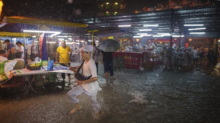 Umat Tionghoa KL Rayakan Festival Sembilan Dewa Kaisar di Tengah Banjir Umat Tionghoa Malaysia berparade saat turun hujan di sebuah kuil menjelang festival Sembilan Dewa Kaisar di Kuala Lumpur, Malaysia, Rabu (2/10/2024).
