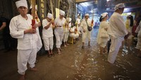 Mereka merayakan festival ini di tengah genangan air saat banjir.