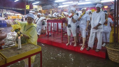 Umat Tionghoa KL Rayakan Festival Sembilan Dewa Kaisar di Tengah Banjir