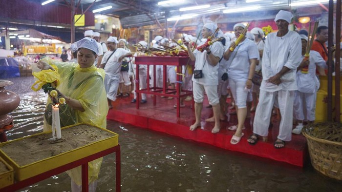 Umat Tionghoa Malaysia berparade saat turun hujan di sebuah kuil menjelang festival Sembilan Dewa Kaisar di Kuala Lumpur, Malaysia, Rabu (2/10/2024).