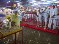 Umat Tionghoa KL Rayakan Festival Sembilan Dewa Kaisar di Tengah Banjir