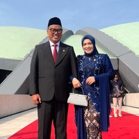 Tampil kompak Astrid dan Uya tampak memamerkan potret kebersamaan mereka saat berpose di depan gedung DPR/MPR-DPD RI. Foto: Instagram/@king_uyakuya