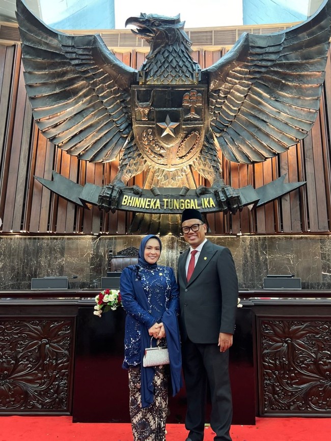 Uya tampil gagah mengenakan setelan jas dari SAS Designs. Jas hitam tersebut dipadukan dengan kemeja putih dan dasi berwarna merah. Uya juga melengkapi penampilannya dengan menggunakan kopiah hitam di kepalanya. Foto: Instagram/@king_uyakuya