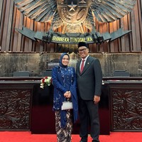 Uya tampil gagah mengenakan setelan jas dari SAS Designs. Jas hitam tersebut dipadukan dengan kemeja putih dan dasi berwarna merah. Uya juga melengkapi penampilannya dengan menggunakan kopiah hitam di kepalanya. Foto: Instagram/@king_uyakuya