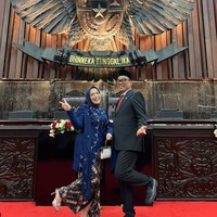 Sementara Astrid tampil mengenakan kebaya brukat berwarna biru dipadukan dengan hijab senada. Untuk bawahannya ia memilih rok batik berwarna coklat. Penampilannya itu juga dilengkapi dengan heels dan tas berwarna silver. Foto: Instagram/@king_uyakuya