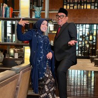 Dengan wajah sumringah, orangtua Cinta dan Nino Kuya itu juga memamerkan pose mereka yang memperlihatkan rasa bahagia keduanya.  Foto: Instagram/@king_uyakuya