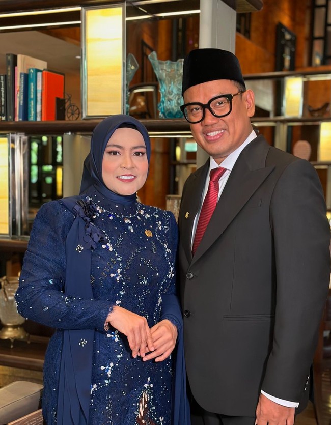 Penampilan Astrid juga dipercantik dengan riasan wajah bernuansa peach. Dengan lipstik merah muda, bulu mata palsu, dan blush on, penampilan Astrid jadi semakin fresh. Foto: Instagram/@king_uyakuya