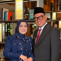 Penampilan Astrid juga dipercantik dengan riasan wajah bernuansa peach. Dengan lipstik merah muda, bulu mata palsu, dan blush on, penampilan Astrid jadi semakin fresh. Foto: Instagram/@king_uyakuya