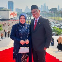 Uya Kuya baru saja resmi dilantik menjadi anggota DPR RI periode 2024-2029. Di acara pelantikan tersebut sang istri, Astrid Kuya tampak setia menemani suaminya. Foto: Instagram/@king_uyakuya