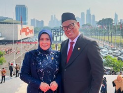 8 Gaya Uya Kuya & Istri Jadi Anggota DPR dan DPRD, Pamer Wajah Sumringah