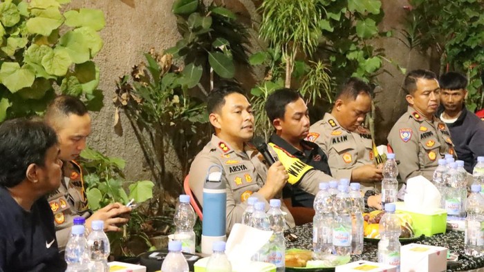 Wakapolres Metro Jakarta Barat AKBP Teuku Arsya Khadafi bersama Kasat Reskrim Polres Jakbar AKBP Andri Kurniawan bertemu warga Tambora.