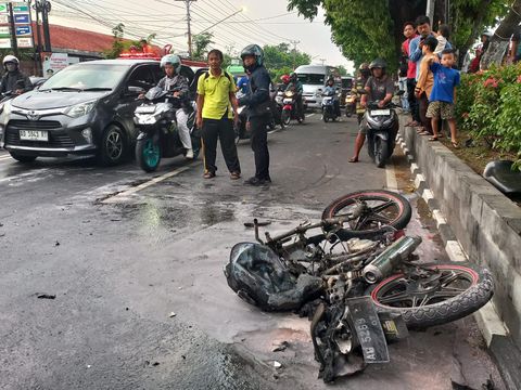 Sepeda motor terbakar usai terlibat kecelakaan di Jendral Sudirman depan SPBU Jombor, Kecamatan Bendosari, Kabupaten Sukoharjo, Kamis (3/10/2024) sore.