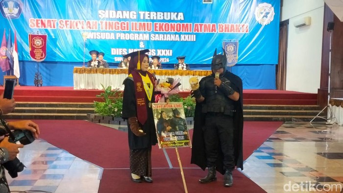 Warga Sukoharjo menghadiri wisuda istrinya di Solo dengan mengenakan kostum Batman, Kamis (3/10/2024).