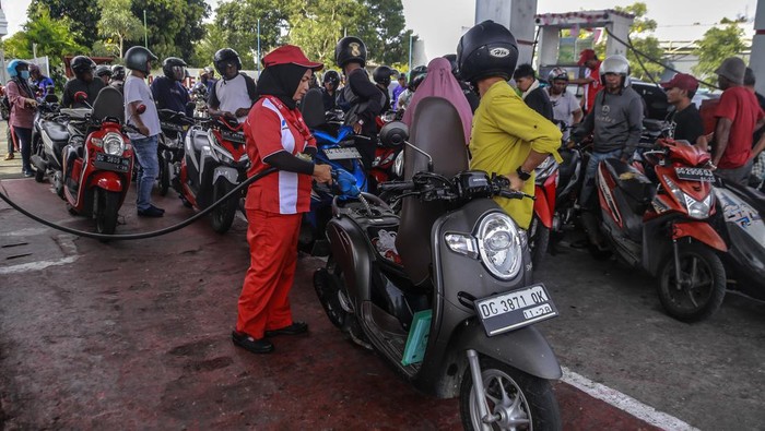 Warga Ternate Serbu SPBU Saat Harga BBM Nonsubsidi Turun Petugas melayani pengisian bahan bakar minyak (BBM) pada kendaraan di salah satu SPBU di Ternate, Maluku Utara, Kamis (3/10/2024). PT Pertamina (Persero) melakukan penyesuaian harga bahan bakar minyak (BBM) non subsidi jenis Pertamax dari Rp13.250 per liter menjadi Rp12.400 per liter, Dexlite dari Rp14.400 menjadi 13.00 per liter yang mulai berlaku pada 1 Oktober 2024 untuk wilayah Maluku Utara. ANTARA FOTO/Andri Saputra/Spt.