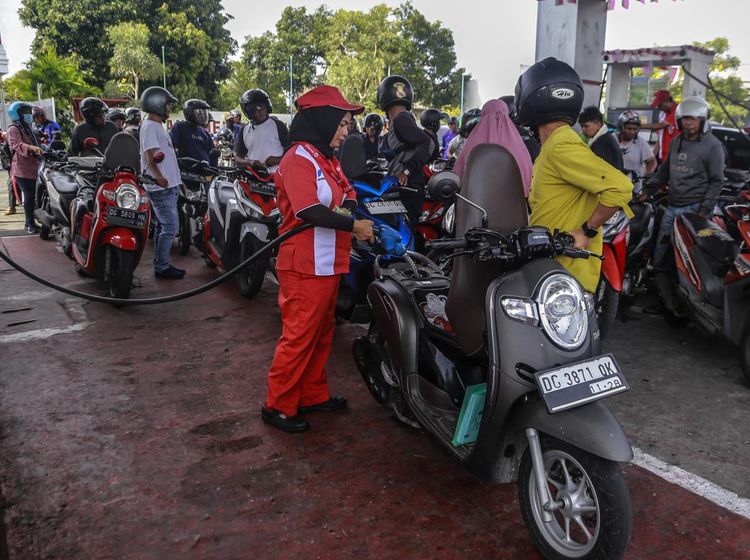 Warga Ternate Serbu SPBU Saat Harga BBM Nonsubsidi Turun