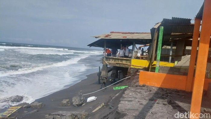 Warung makan di Pantai Depok, Bantul, rusak dihajar gelombang pasang, Kamis (3/10/2024).