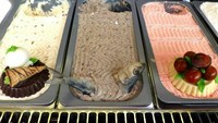 Gelato atau es krim dibuat dengan padu padan rasa makanan lain memang sudah biasa. Namun jika menghadirkan rasa ikan mentah sepertinya sih tak akan ada yang mau beli. Foto: Facebook Unusual Foods