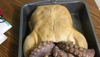 Roasted chicken yang dibuat dengan daging ayam utuh memang enak, tapi tampilannya bisa semengerikan ini. Terlihat ada gurita yang seperti keluar dari daging ayam! Foto: Facebook Unusual Foods