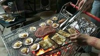 Kreativitas dalam mengolah makanan memang sah-sah saja, tapi jangan sampai berlebihan seperti ini ya. Trolley supermarket tiba-tiba diubah menjadi tempat bakaran. Foto: Facebook Unusual Foods