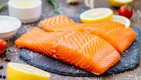 Konsumsi ikan tinggi asam lemak omega 3, seperti salmon, sarden, dan kembung, juga bagus untuk kesehatan otak. Mereka yang rutin makan ikan ini terbukti punya performa ingatan yang lebih baik karena risiko inflamasi berkurang. Foto: Getty Images/Siraphol