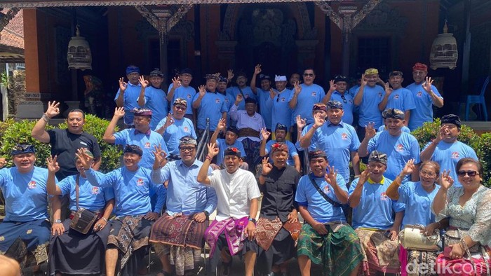43 mantan anggota DPRD Karangasem menyatakan dukungan kepada Paslon Gus Par-Pandu, Jumat (4/10/2024).