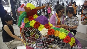 Tahun ini, Art Jakarta 2024 tampil lebih megah dan luas dengan tiga hall di JIExpo Kemayoran, Jakarta Pusat pada 4-6 Oktober 2024.