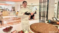 Chef Kevin Lee membuat Choco-Berry Crunch Gateau yang mengombinasikan layer KitKat di bagian bawah dengan selai strawberry, irisan strawberry, sekaligus chocolate ganache.