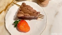 Sepotong Choco-Berry Crunch Gateau yang terasa nikmat pastinya bakal disukai pencinta dessert! Info dan reservasi bisa ke WhatsApp (+62) 811 1922 2262.