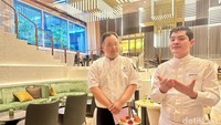 Chef Kevin Lee dan chef Almatino, dua sosok di balik kudapan enak afternoon tea di sini. Chef Kevin Lee bertugas membuat cake dan pastry, sedangkan chef Almatino mengkreasikan kudapan gurih.