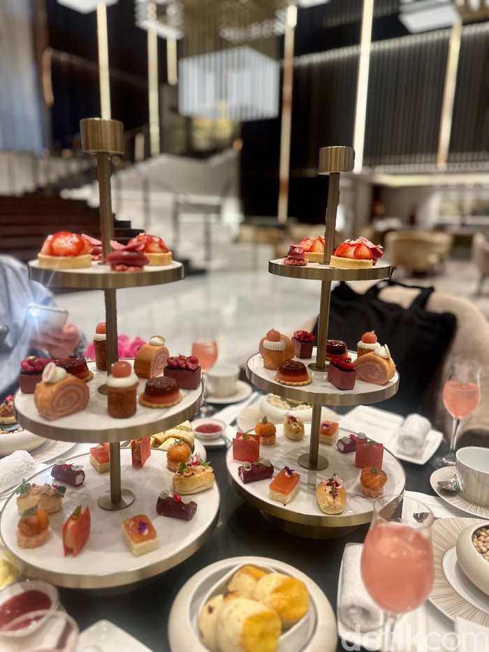 Afternoon Tea dengan Kudapan Serba Pink Kreasi Chef Kevin Lee Afternoon Tea dengan Kudapan Serba Pink Kreasi Chef Kevin Lee