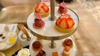 Serba pink! Ini penampakan cake dan pastry buatan chef Kevin Lee dari dekat. Salah satu andalannya, Momoka Strawberry Tart yang menggunakan strawberry lokal berkualitas.