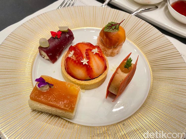 Istimewa! Kue dan Pastry Serba Pink Meriahkan Afternoon Tea di Sini