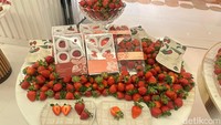 Strawberry yang dipakai berasal dari Hyoshii Farm. Perkebunannya berada di Lembang, Bandung.