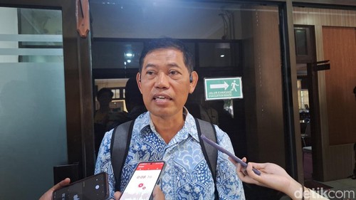 Ahli Tindak Pidana Korupsi Madya Direktorat Koordinasi dan Supervisi Wilayah V KPK Abdul Jalil Marzuki saat diwawancarai di kantor Wali Kota Mataram, Jumat (4/10/2024). (Foto: Nathea Citra/detikBali)