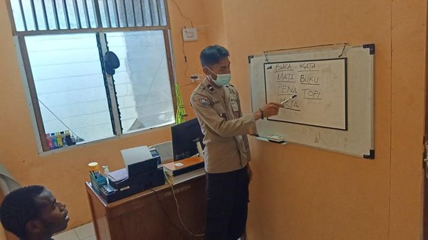 Aiptu Abang Ajarkan Anak-anak di Papua Baca Tulis