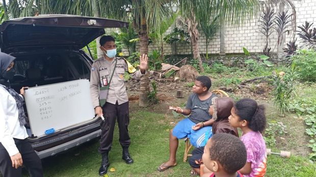 Aiptu Abang Ajarkan Anak-anak di Papua Baca Tulis