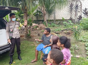 Aiptu Abang Ajarkan Anak-anak di Papua Baca Tulis Lewat Program Gabus