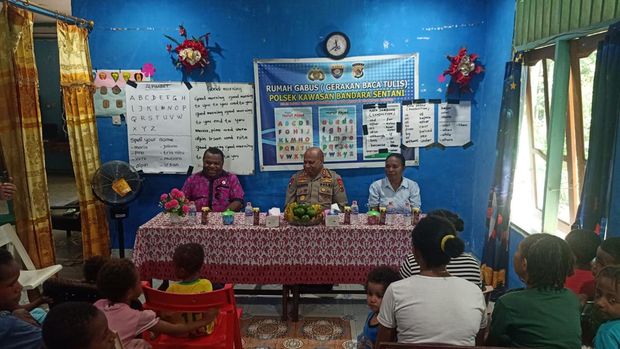 Aiptu Abang Ajarkan Anak-anak di Papua Baca Tulis