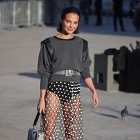 Aktris Alicia Vikander juga memperlihatkan kaki indahnya dengan rok maksi transparan. (Foto: Getty Images/Neil Mockford)