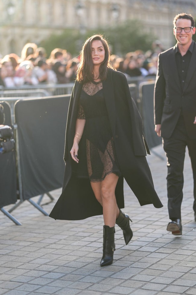 Ana de Armas pun kompak dengan busana transparan yang mempertegas aura seksinya. (Foto: Getty Images/Edward Berthelot)