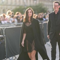 Ana de Armas pun kompak dengan busana transparan yang mempertegas aura seksinya. (Foto: Getty Images/Edward Berthelot)