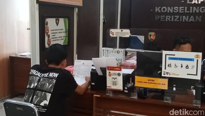 Andre melapor ke polisi usai menjadi korban penipuan saat beli ban bekas lewat online