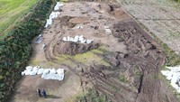 Sebagian besar kerangka telah dikeluarkan dari kuburan dan dikemas dalam kotak kardus di museum untuk dikeringkan sebelum pemeriksaan dan pembersihan akhir. 