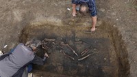 Lundoe mengatakan hadiah dari makam tersebut menunjukkan bahwa sebagian besar orang tersebut merupakan bagian dari komunitas petani kecil, meskipun seorang wanita dengan status lebih tinggi dimakamkan dengan pisau berhias perak dan sepotong kaca yang langka pada Zaman Viking. 
