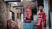 Sisa-sisa kebakaran masih terlihat, menanti diperbaiki.