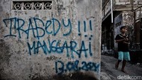 Sebuah coretan mengingatkan soal tragedi kebakaran hebat yang melanda permukiman padat Manggarai, Jakarta Selatan.
