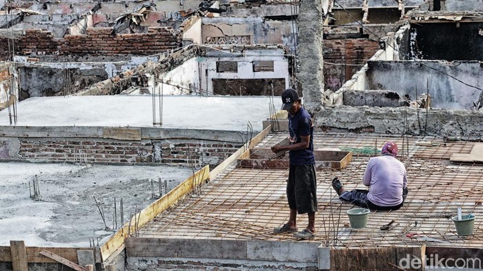 Warga Manggarai, kembali membangun rumahnya setelah terbakar hebat pada 13 Agustus 2024 lalu.